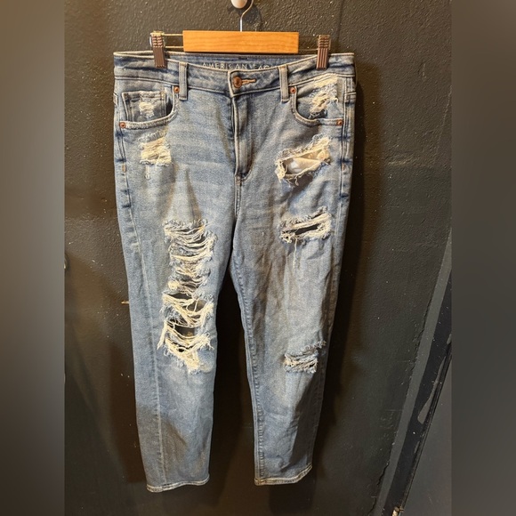 American Eagle Light Wash Distressed Mom Jeans Size 4 - Picture 1 of 5